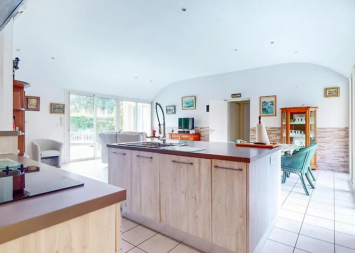 3 Bedroom Awesome In Prayssac