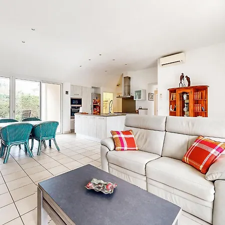 Dom wakacyjny 3 Bedroom Lovely In *